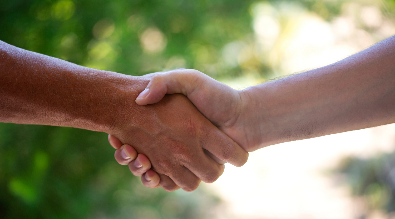 Zwei Menschen, die sich die Hand geben